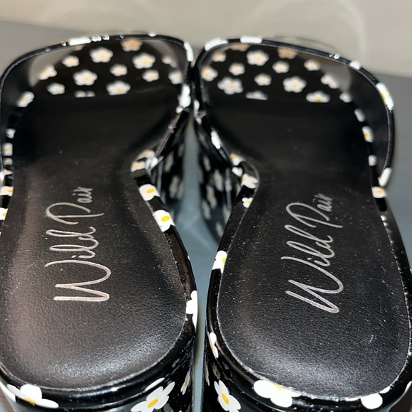 Wild Pair Womens Melborne Black w White Daisy Patent Platform Sandals Black 9 M - Picture 10 of 14